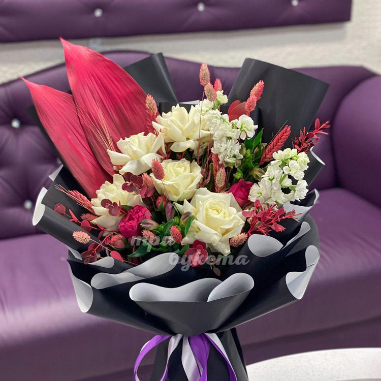 Букет из роз и пшеницы (на фоне дивана)