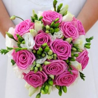 Букет невесты из розовых роз и эустом «Прикосновение»