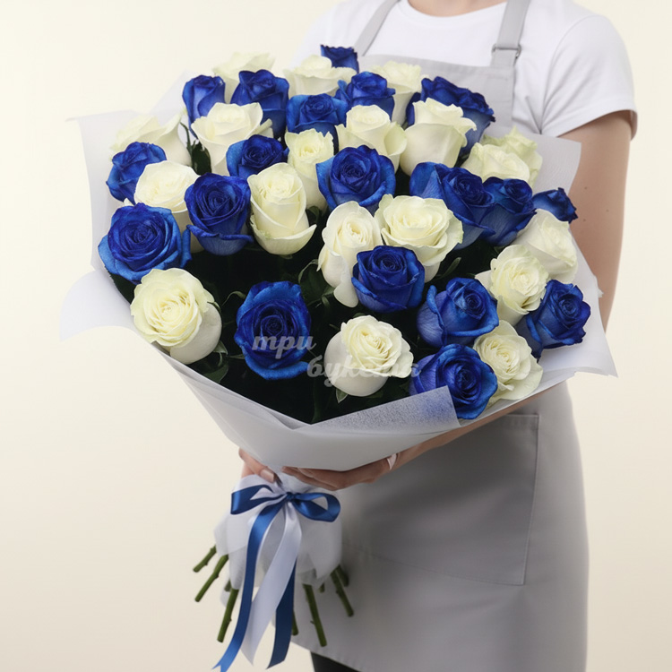 Букет из 37 синих и белых роз