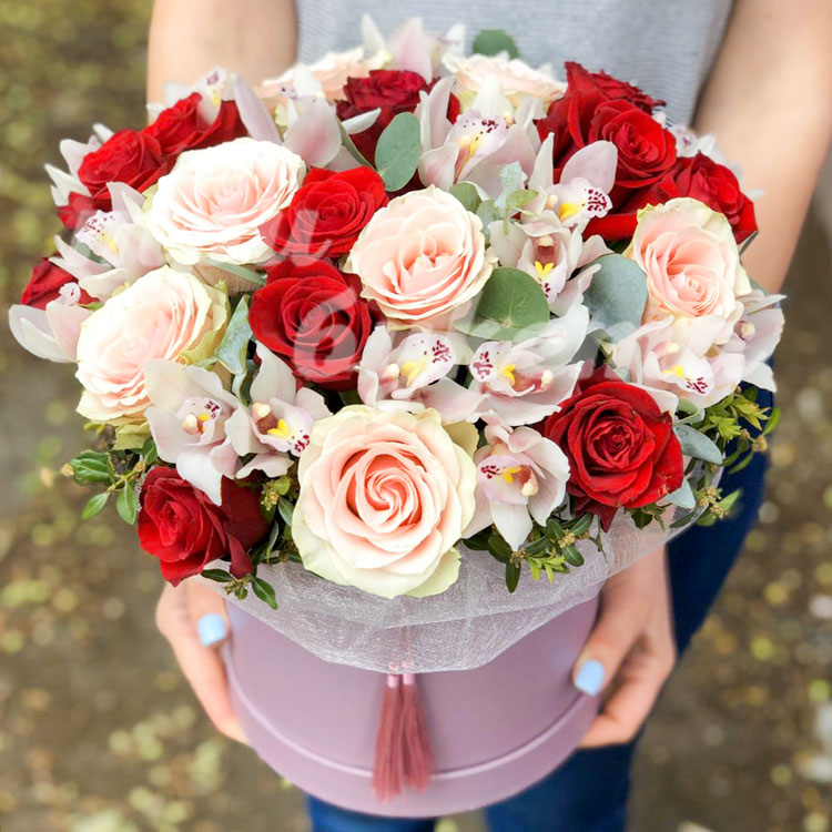 Букет в шляпной коробке «Эмма» (крупный план)