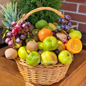 Корзина с виноградом и яблоками