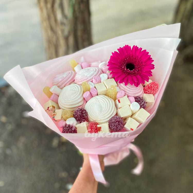 Букет из зефира и гербера (на улице)