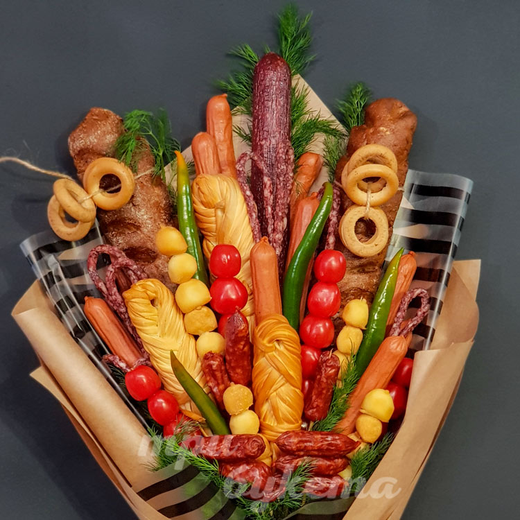 Букет из колбасы и овощей в крафте
