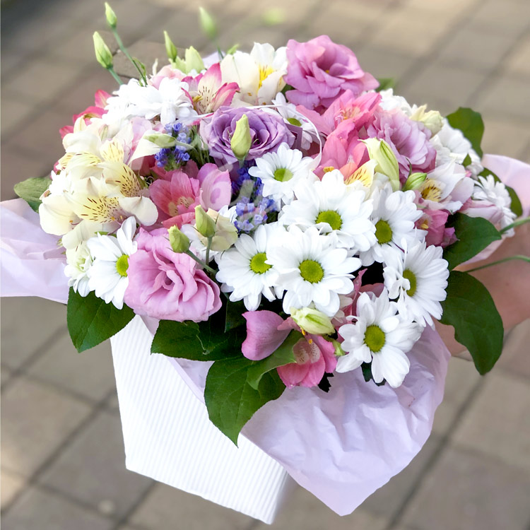 Композиция из хризантем и эустом (вид сбоку)