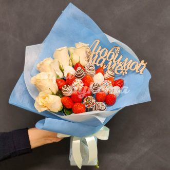 Букет из роз и клубники для мамы