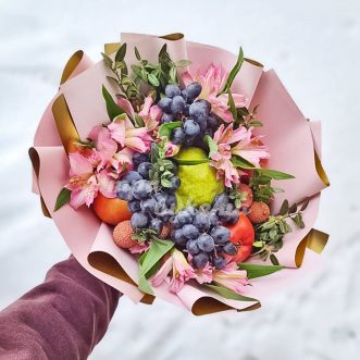 Букет из винограда, яблок и цветов