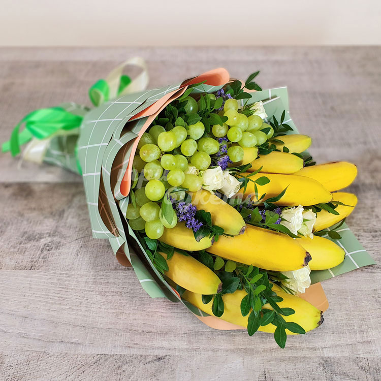 Букет из бананов, винограда и роз (на столе)