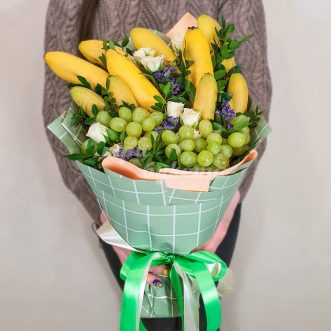 Букет из бананов, винограда и роз Букет из бананов, винограда и роз