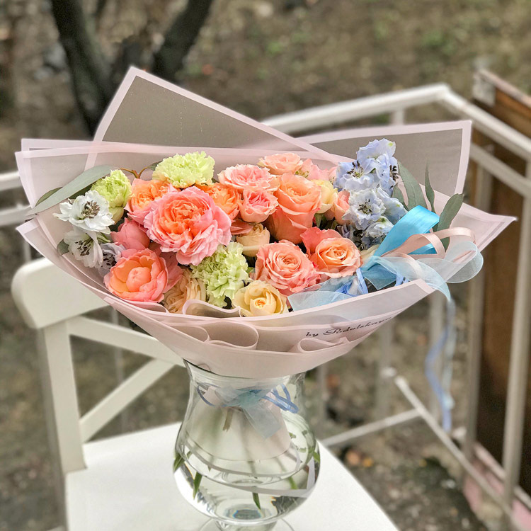 Букет из дельфиниума, роз и гвоздик (в вазе)