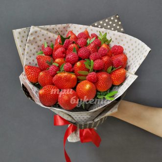 Букет из клубники и малины