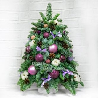 Елка из нобилиса с хлопком и шарами