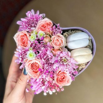 Сердце из хризантем, роз и зефира