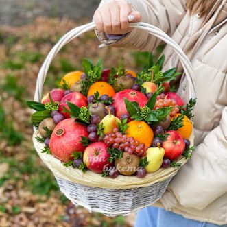 Корзина гранатов, винограда и яблок
