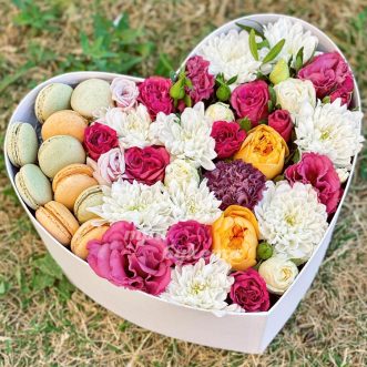 10 макарун с хризантемами в коробке