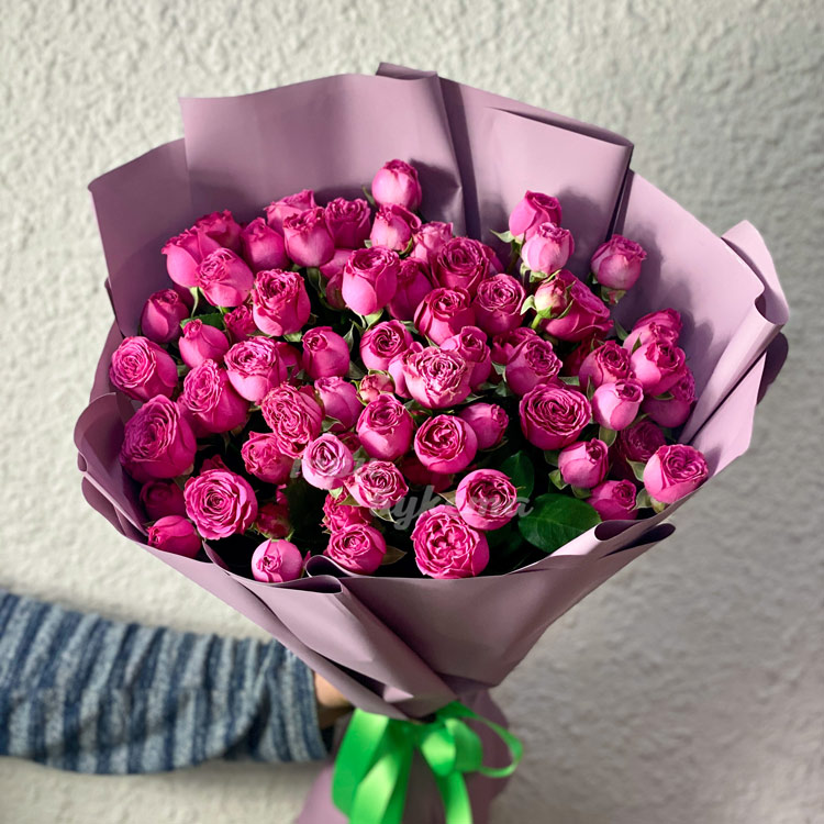 Букет из 7 розовых куст. пионовидных роз (на фоне стены)