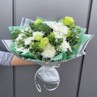 Букет зеленых роз и белых хризантем