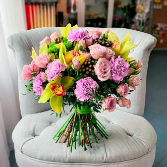 Букет из орхидей, роз и гвоздик