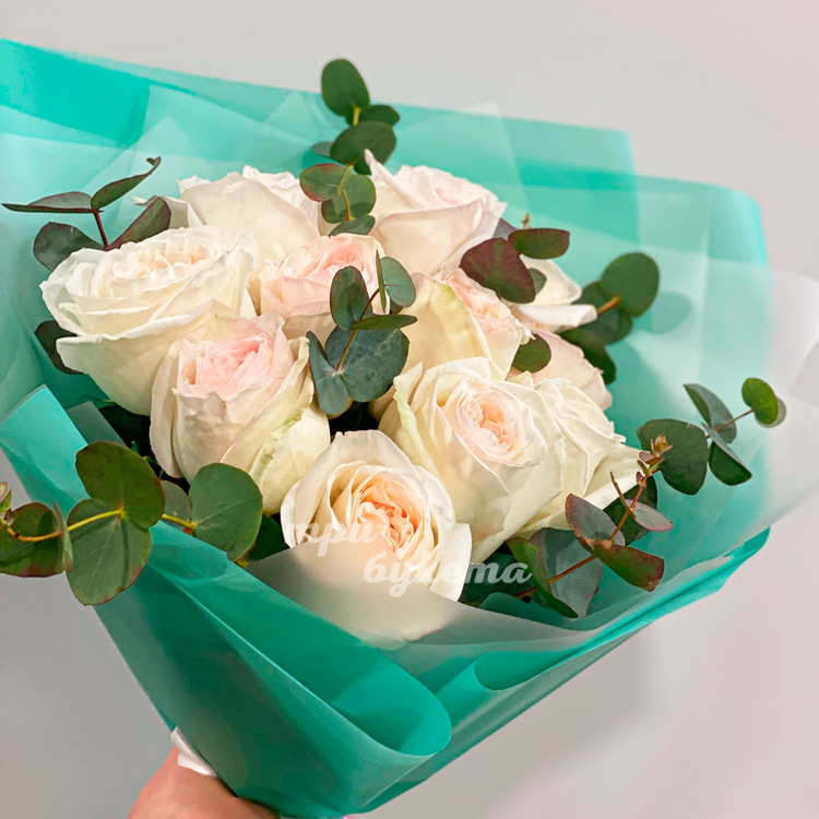 Зеленый букет белых роз с эвкалиптом (крупный план)