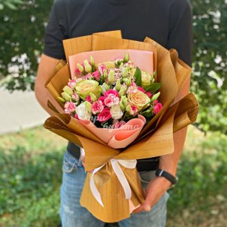 Букет розовых кустовых гвоздик и роз