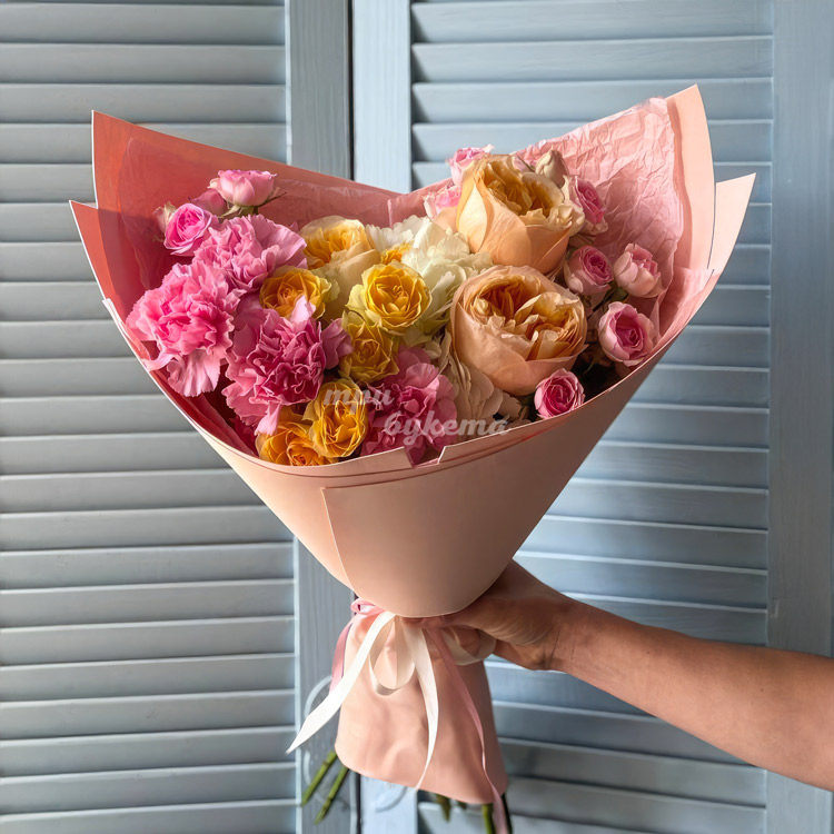 Букет ярких роз и диантусов с гортензией