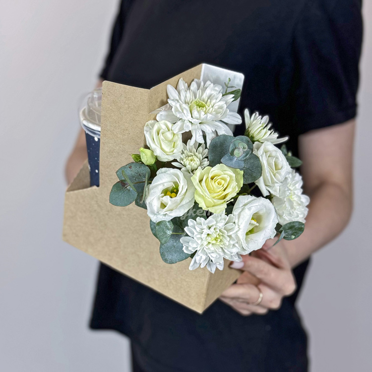 Бокс с кофе и белыми хризантемами (ракурс на цветы)