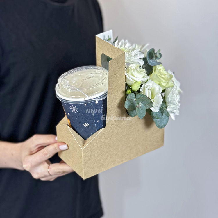 Бокс с кофе и белыми хризантемами (ракурс на стакан кофе)