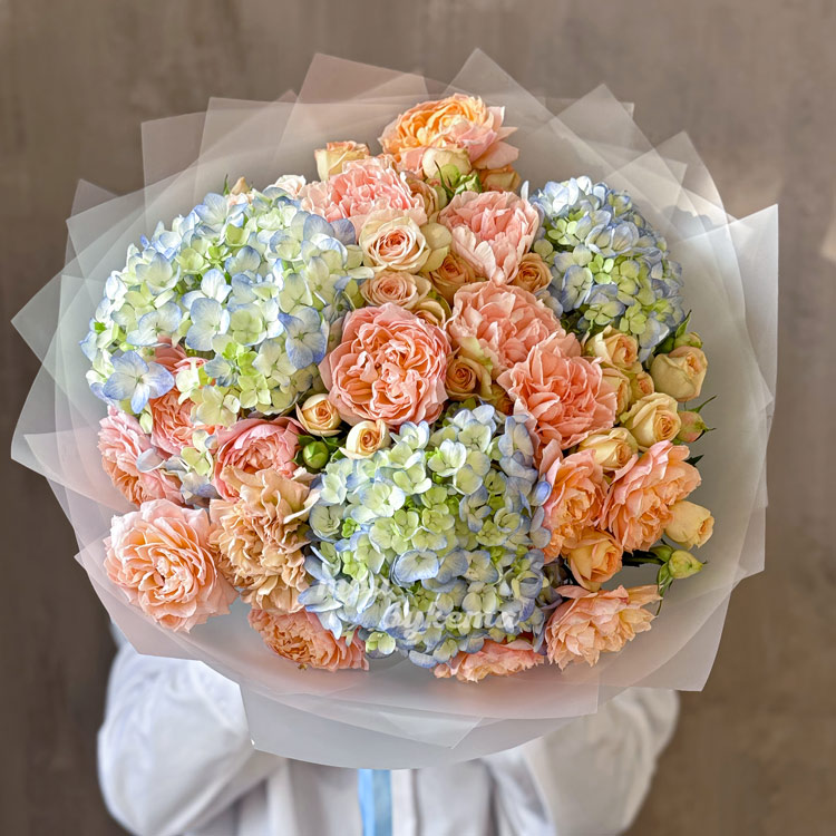 Букет персиковых кустовых роз и гортензий (вид сверху)