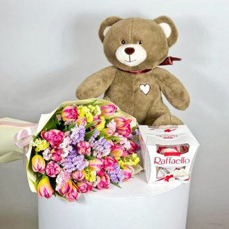 Набор из мягкой игрушки, конфет и 21 тюльпана